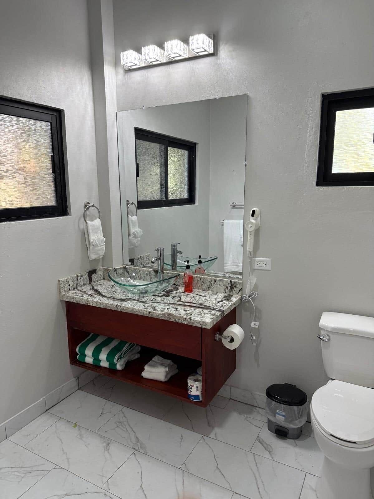 Douche, sèche-cheveux, serviettes fournies, savon