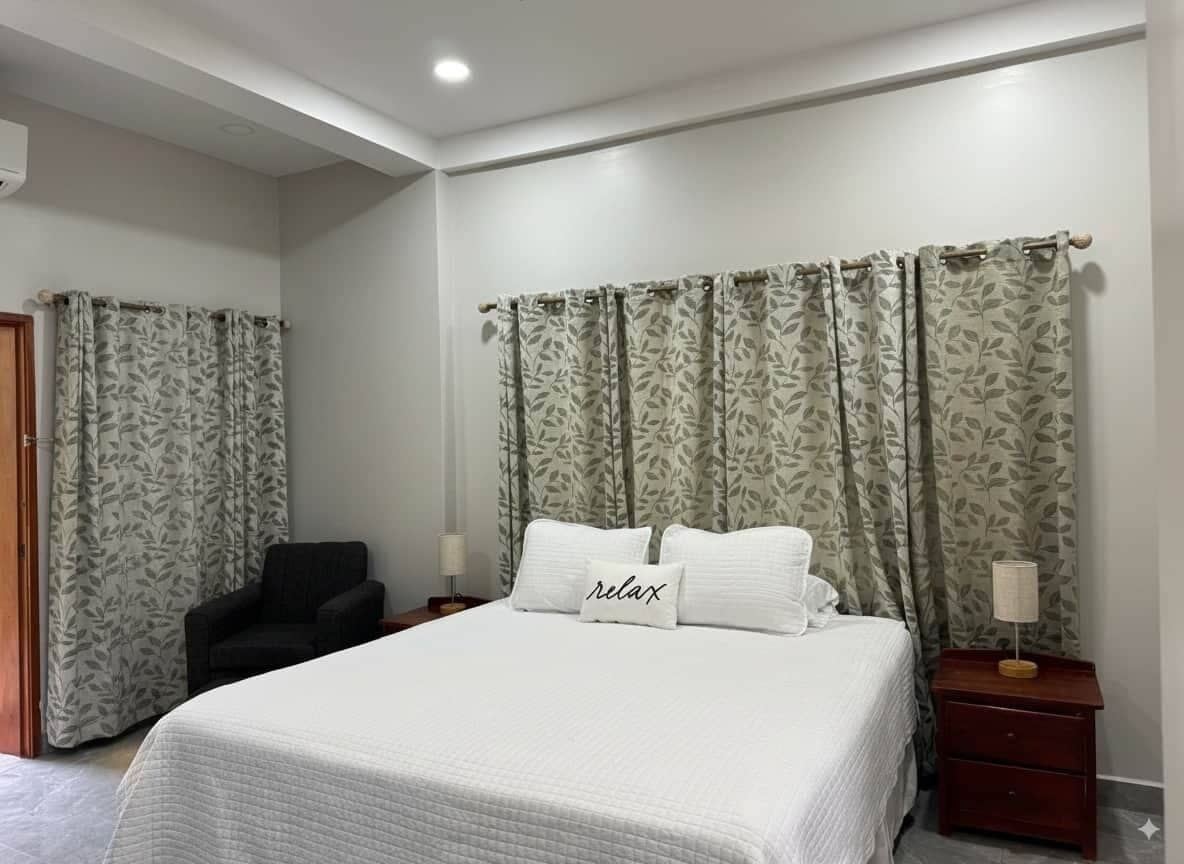 1 Schlafzimmer, Zimmersafe, Schreibtisch, Bügeleisen/Bügelbrett