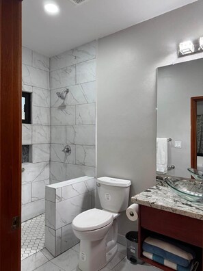 Regadera, secadora de cabello, toallas, jabón