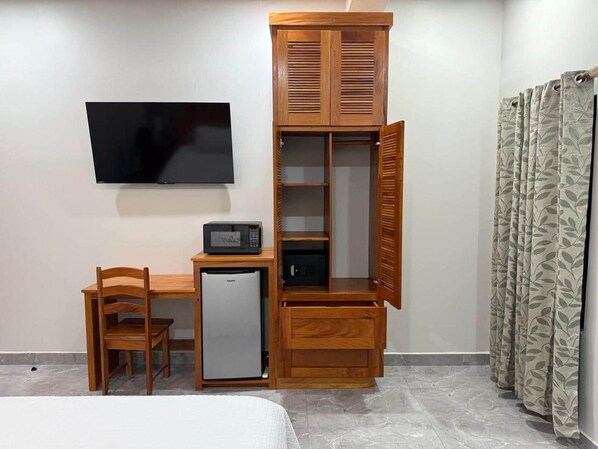 1 bedroom, in-room safe, desk, iron/ironing board
