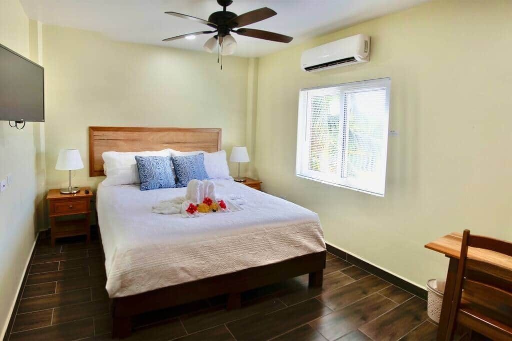 4 habitaciones, caja de seguridad en la habitación y escritorio 