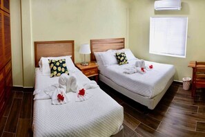 4 Schlafzimmer, Zimmersafe, Schreibtisch, Bügeleisen/Bügelbrett