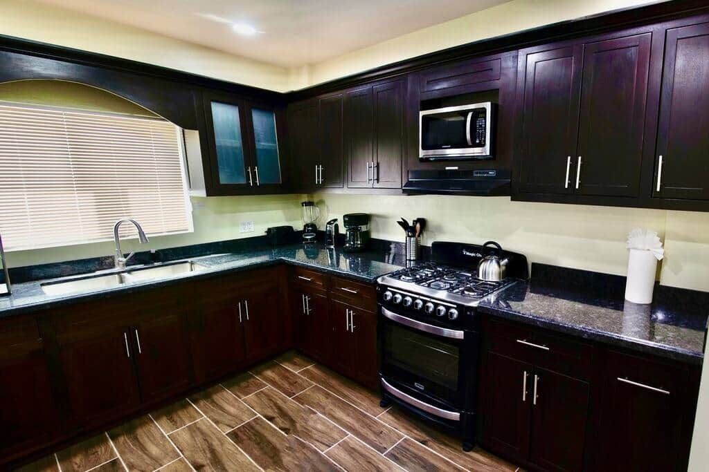 Kjøleskap, mikrobølgeovn, ovn og kokeplater