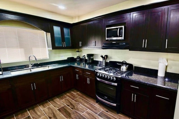 Frigorífico, microondas, horno y placa de cocina