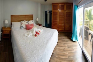 4 dormitorios, caja fuerte, escritorio y tabla de planchar con plancha