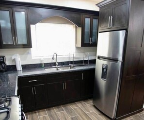 Fridge, microwave, oven, stovetop - MeMe’s Place Villas (Placencia)