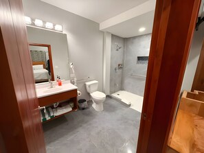 シャワー、ヘアドライヤー、タオル、石鹸