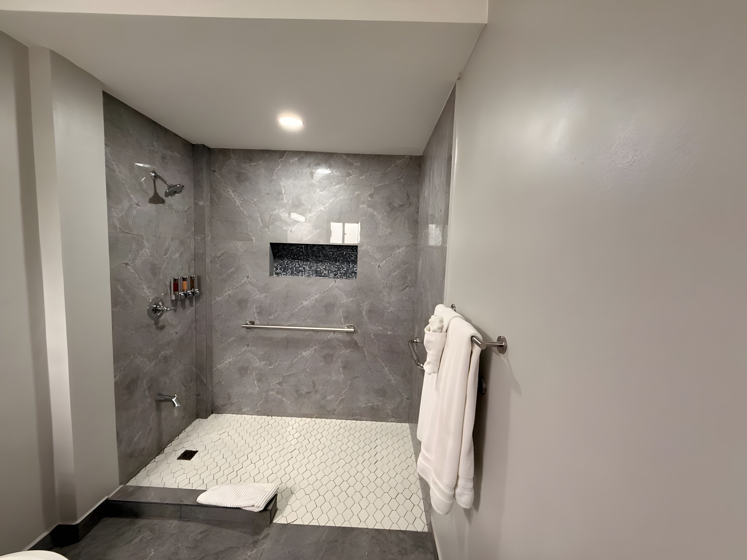 Een douche, een haardroger, handdoeken, zeep