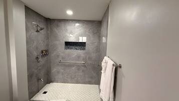 Een douche, een haardroger, handdoeken, zeep