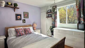 Iron/ironing board, travel crib, WiFi, bed sheets