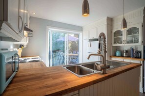 Refrigerador, microondas, parrilla de estufa y cafetera y tetera 