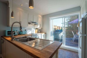 Frigorífic, microones, placa de cuina i cafetera i tetera 