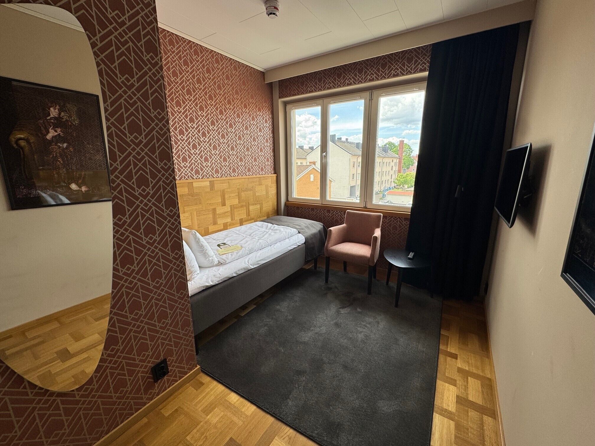 Caja de seguridad en la habitación, escritorio y cortinas blackout 