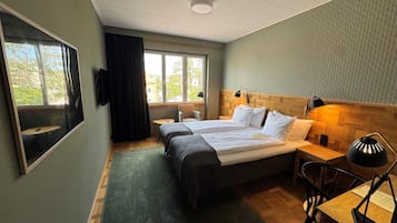 Klassieke tweepersoonskamer | Een kluis op de kamer, een bureau, verduisterende gordijnen