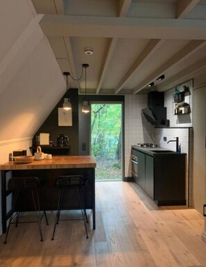 Wasserkocher mit Kaffee-/Teezubehör, Kühlschrank, Mikrowelle, Ofen
