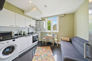 Private kitchen - Comfortable 2 Bedroom Flat-Easy Access to Central (London)