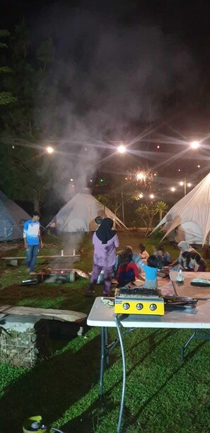 BBQ/picnic Area - Bravo Adventure Glamping (Cikidang)