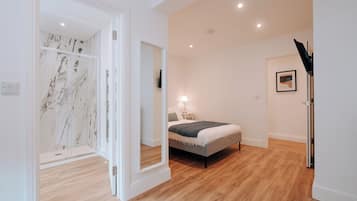 6 bedrooms, iron/ironing board, WiFi, bed sheets