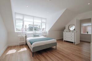 6 bedrooms, iron/ironing board, WiFi, bed sheets - Ivory House - Beautiful 6 Bedroom House (Gorleston-on-Sea)