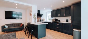 Ivory House - Beautiful 6 Bedroom House