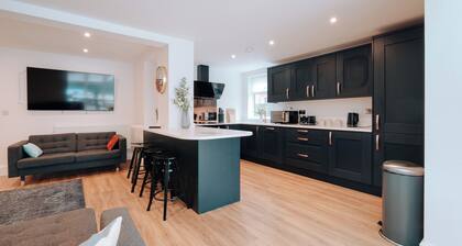 Ivory House - Beautiful 6 Bedroom House