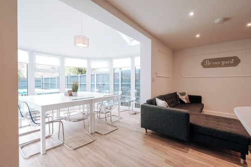 Ivory House - Beautiful 6 Bedroom House