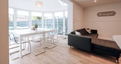 Ivory House - Beautiful 6 Bedroom House