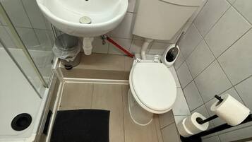 Basic Apartment | Bathroom