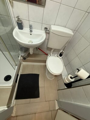 شقة بتجهيزات أساسية | حمام | تجهيزات دش، مستلزمات مجانية للعناية الشخصية، مجففات شعر، مناشف