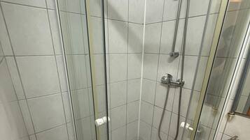 Apartamento básico | Baño | Ducha, artículos de higiene personal gratuitos y secador de pelo