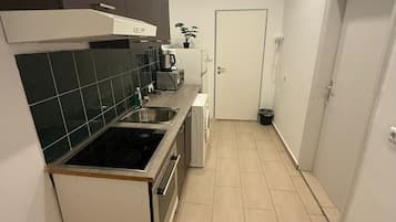 Apartamento básico | Cocina privada | Frigorífico, microondas, horno y placa de cocina