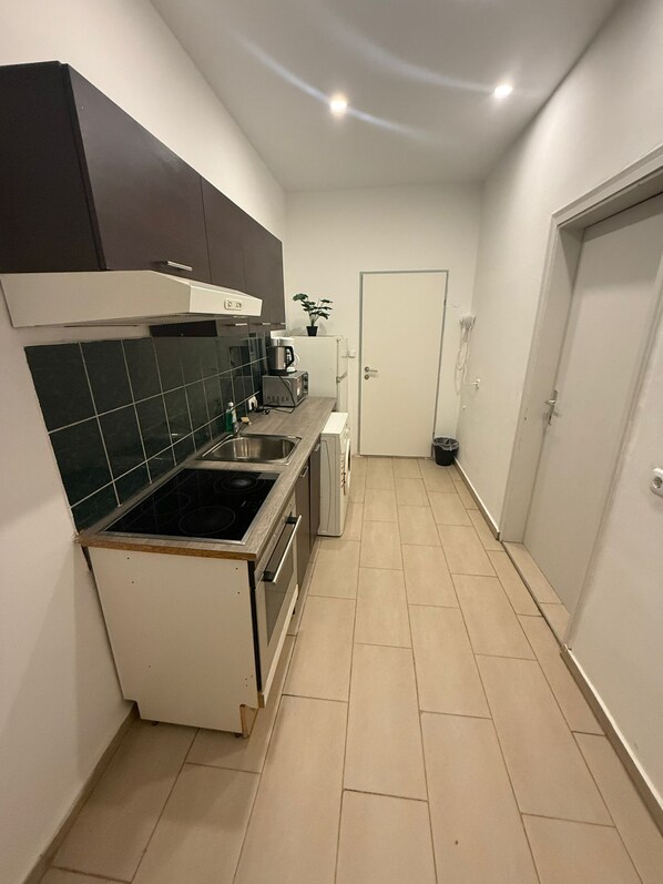 Eenvoudig appartement | Privékeuken | Een koelkast, een magnetron, een oven, een kookplaat