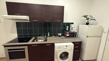 Basic-Apartment | Eigene Küche | Kühlschrank, Mikrowelle, Ofen, Herdplatte
