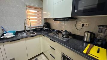 Frigorifero, microonde, forno, pentole/stoviglie/utensili