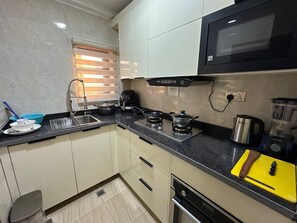 Køleskab, mikrobølgeovn, ovn, køkkentøj/tallerkener/redskaber