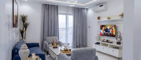 Departamento de lujo, 1 habitación, balcón, vista a la ciudad | Área de sala de estar | Smart TV de 80 pulgadas con canales premium y Netflix