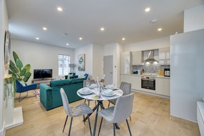 Casa de campo superluxo, 2 quartos, para não fumantes, vista para o jardim | Área de estar | TV de tela plana