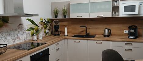 Mikrowelle, Herdplatte, Geschirrspüler