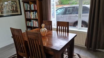 Asrama Umum, 1 kamar tidur, pemandangan kebun | Ruang makan