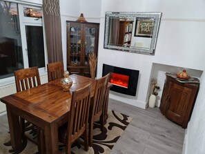 ห้องพักรวม, 1 ห้องนอน, วิวสวน | ห้องรับประทานอาหาร