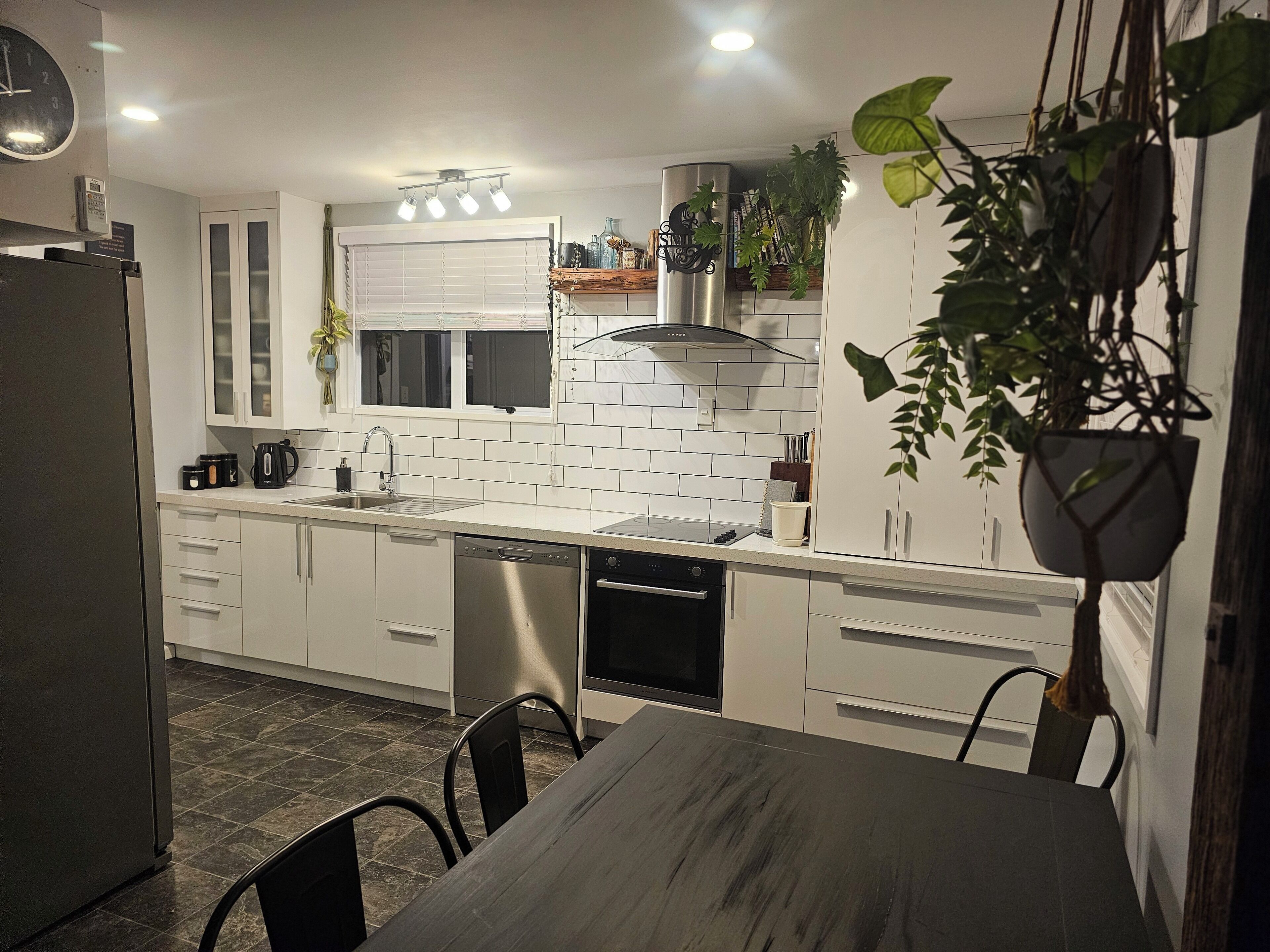 Mikrobølgeovn, ovn, kokeplater og oppvaskmaskin