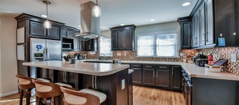 TuscaLodge: Close to Stadium, Big on Comfort!