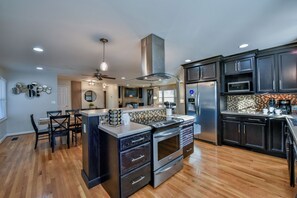 Jääkaappi, mikroaaltouuni, uuni, liesi