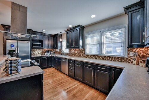 TuscaLodge: Close to Stadium, Big on Comfort!