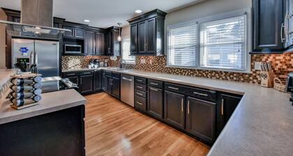 TuscaLodge: Close to Stadium, Big on Comfort!