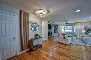 Älytelevisio, takka, pöytäjalkapallopöytä, kirjoja