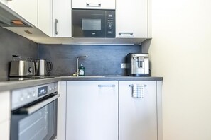Kühlschrank, Mikrowelle, Ofen, Herdplatte