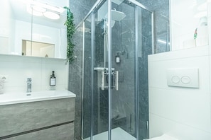 Dusche, Haartrockner, Handtücher, Seife