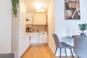 Fridge, microwave, oven, stovetop - Nice 1BR+1LR Apt. w/ Balcony, 9-min to City Center (Vienna)