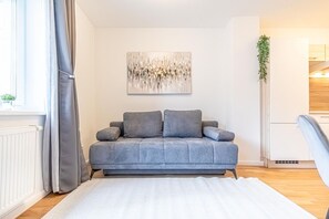 Smart TV - Nice 1BR+1LR Apt. w/ Balcony, 9-min to City Center (Vienna)
